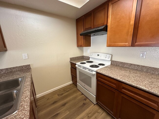 Building Photo - 3-bedroom, 2 car garage, dishwasher, stove...