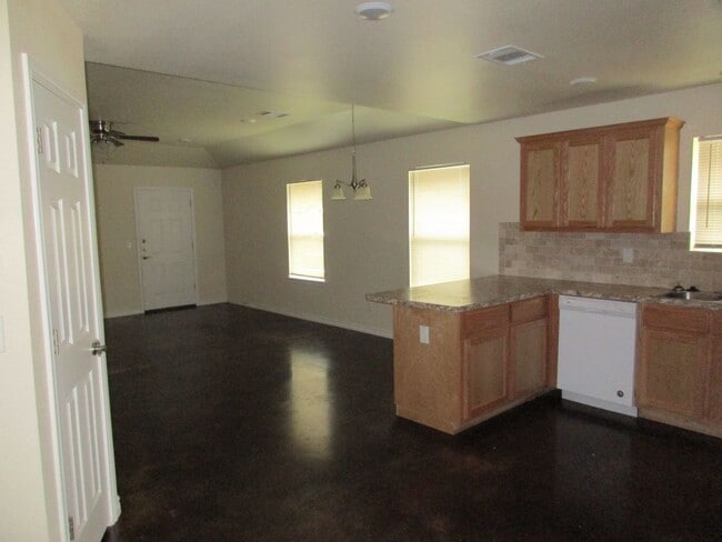 Building Photo - 3/2 Brick Home in Lampasas