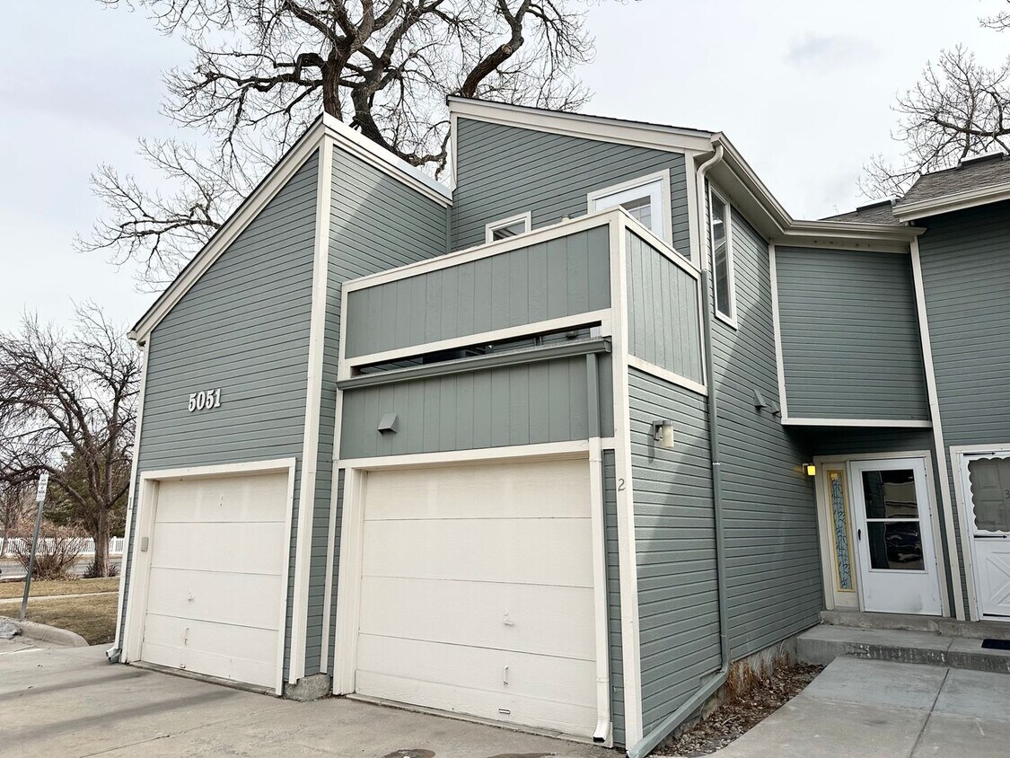 Primary Photo - Newly Updated Townhome with Three Balconie...