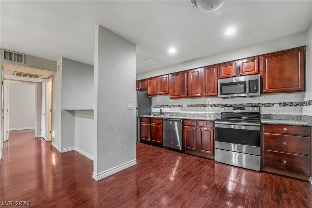 Primary Photo - 4330 Sandy River Dr