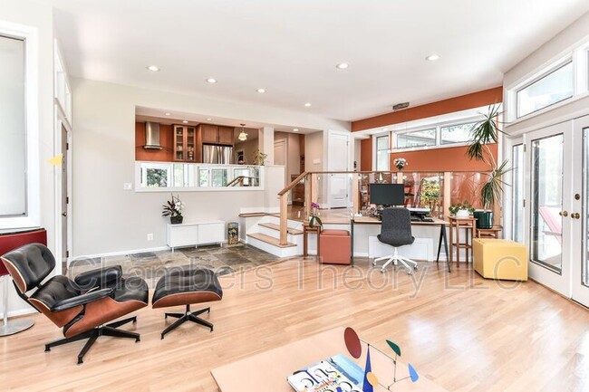 Building Photo - 208 Yeonas Dr SW