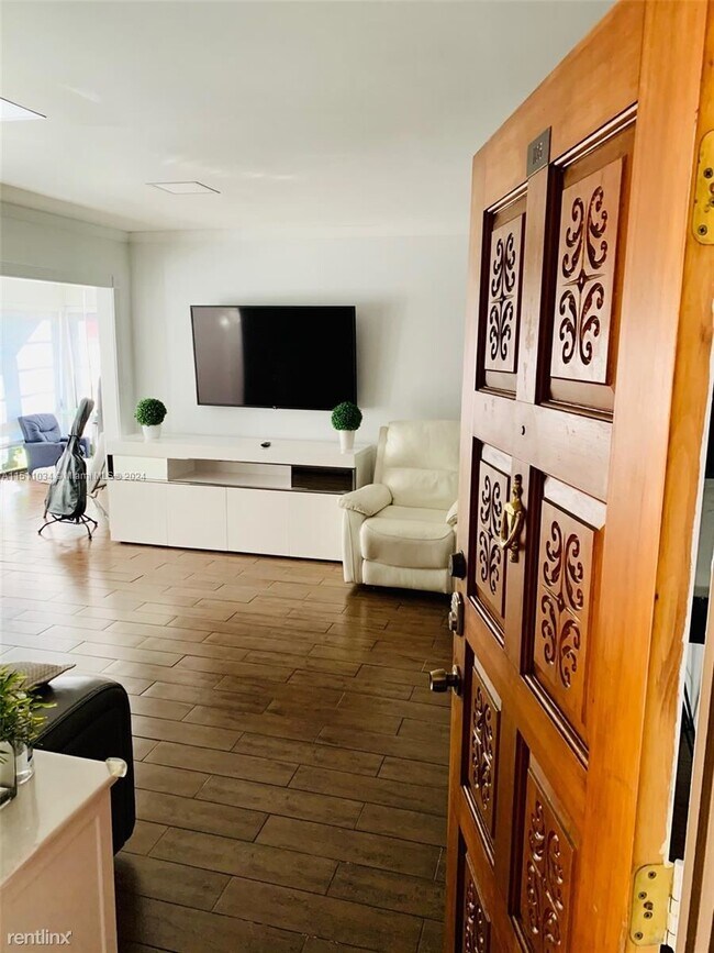 Foto del edificio - 3 br, 2 bath House - 4990 NW 102nd Ave # 1...