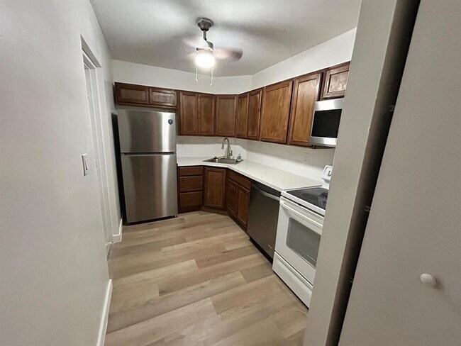 Foto del edificio - 3115 Oakland Shores Dr
