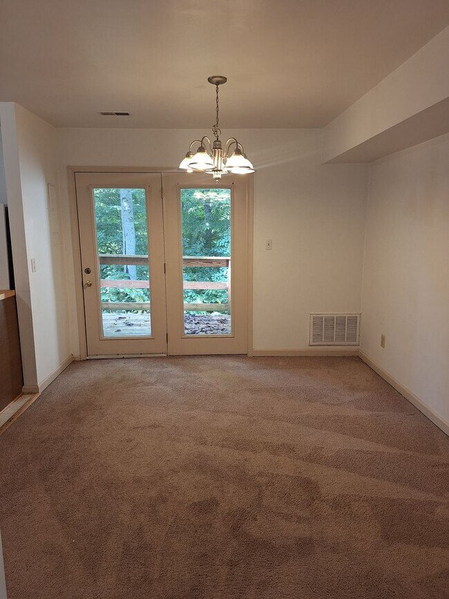Building Photo - 3 bedroom/1.5 bathroom- Shellis Square