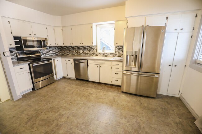 Building Photo - 716 S Neyland Ave