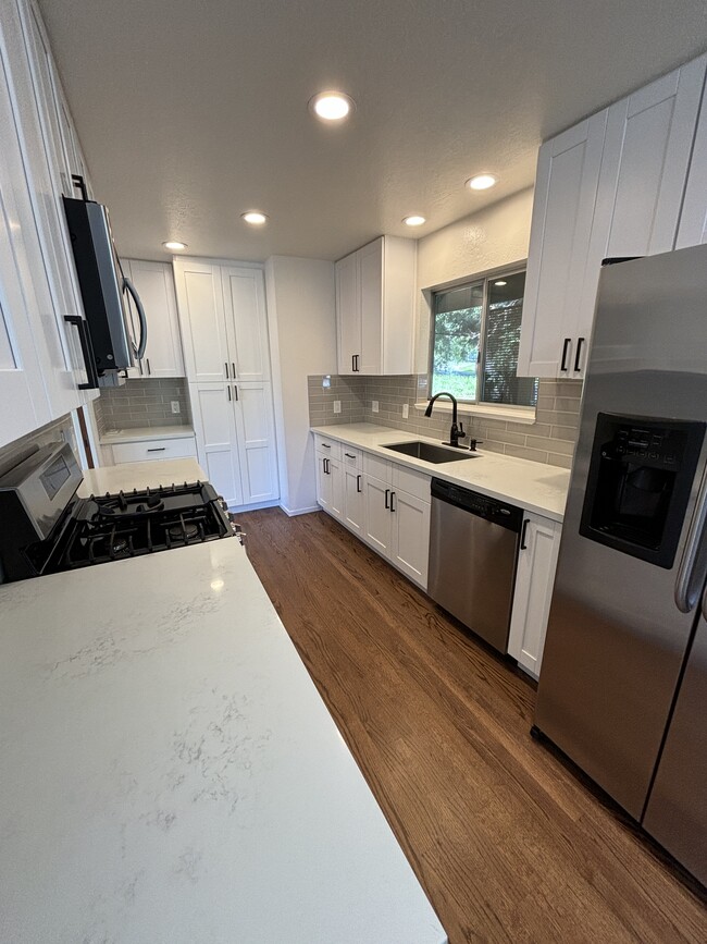 Building Photo - 572 Canyon Rd