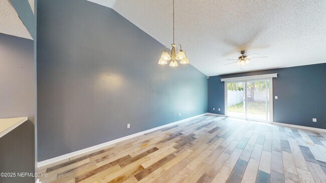 Foto del edificio - 2476 Spring Vale Rd