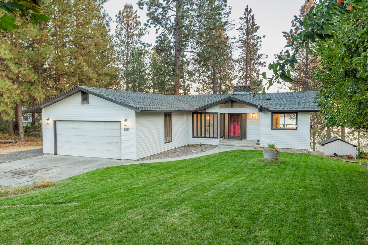 15617 W Silver Lake Rd, Medical Lake, WA 99022 House Rental in