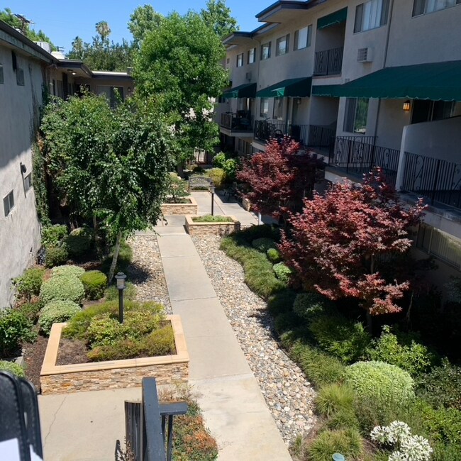 Foto del edificio - 220 E Live Oak St
