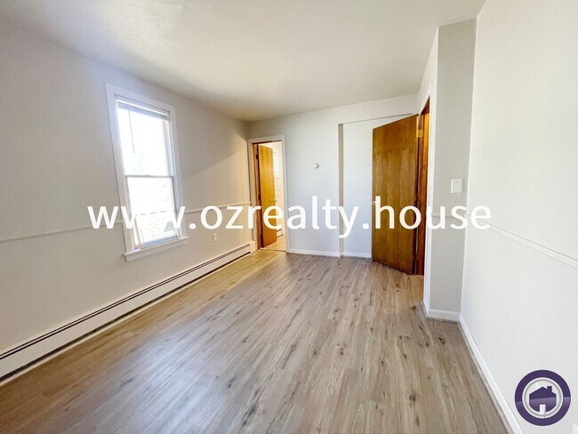 Foto del edificio - 215 E Reed Ave