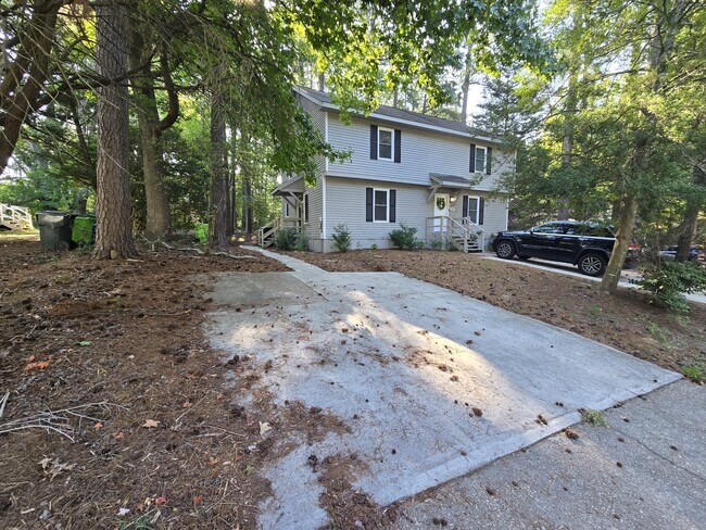 Building Photo - 5906 Applewood Ln