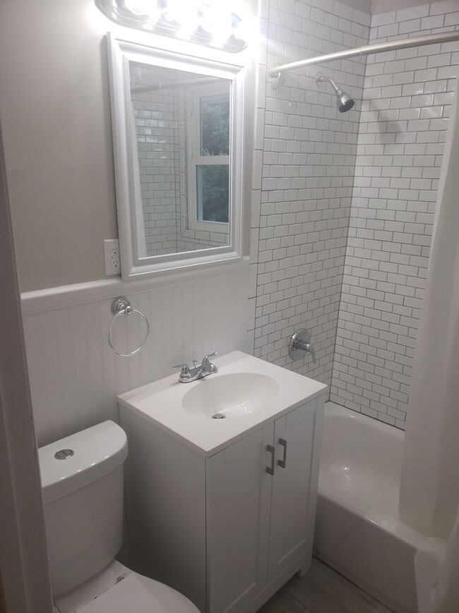 Building Photo - NEWLY RENOVATED DUPLEX UNIT