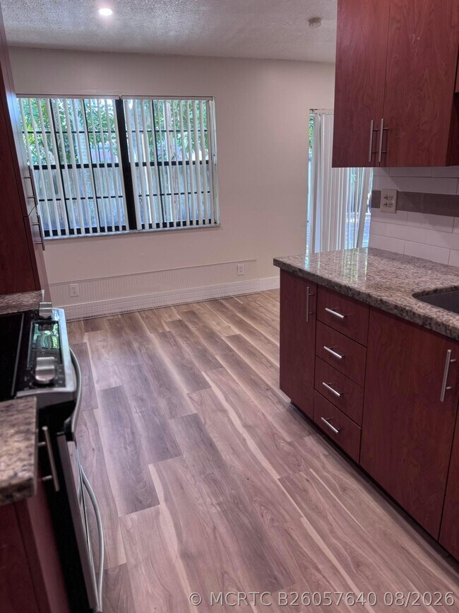 Foto del edificio - 7914 Pembroke Rd