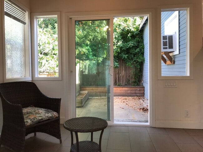 Building Photo - Charming 2-Bed, 1-Bath Apartment with Priv...