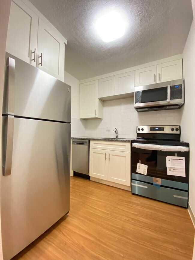 Foto del edificio - Incredible 2bed/1bath with heat and hot wa...