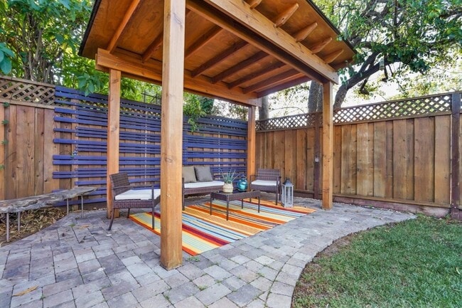 Foto del edificio - 2417 Johnson Pl