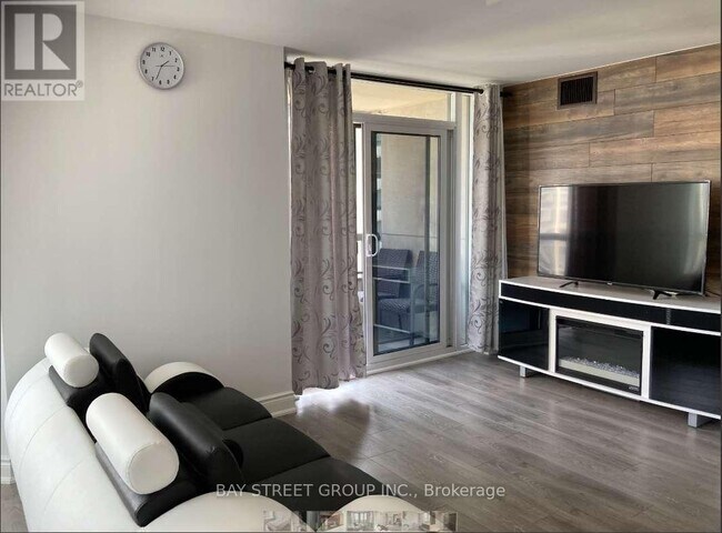 Photo du bâtiment - 5-15-1805 Northtown Way