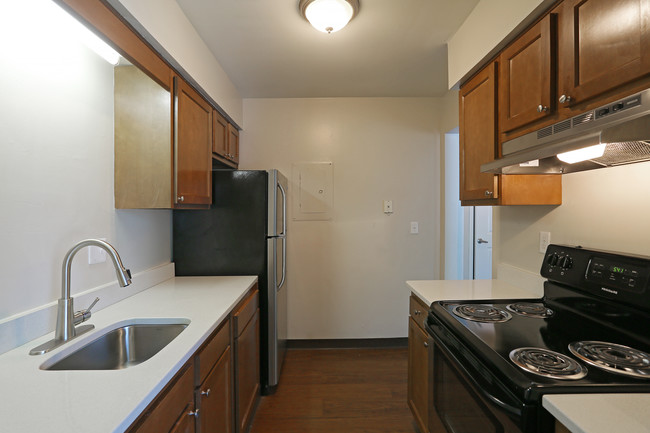 Kitchen - Richland Hills Apartments