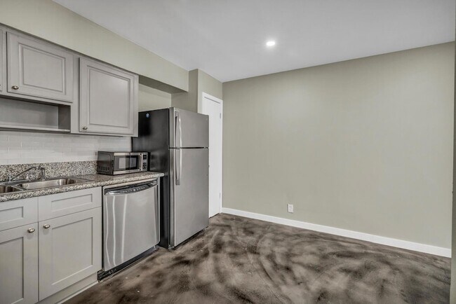 Building Photo - 2808 Skyway Cir