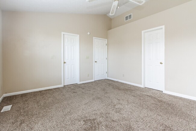 Building Photo - 5639 Oakcrest Dr