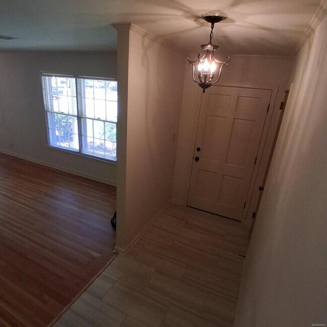 Building Photo - 3733 Royal Crest Dr