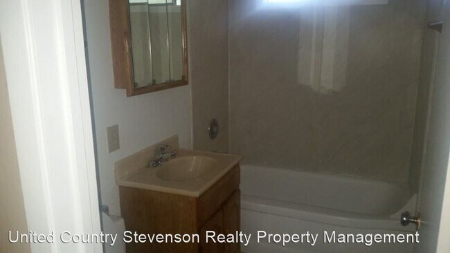 Building Photo - 3 br, 1 bath House - 905 W. 3rd St.