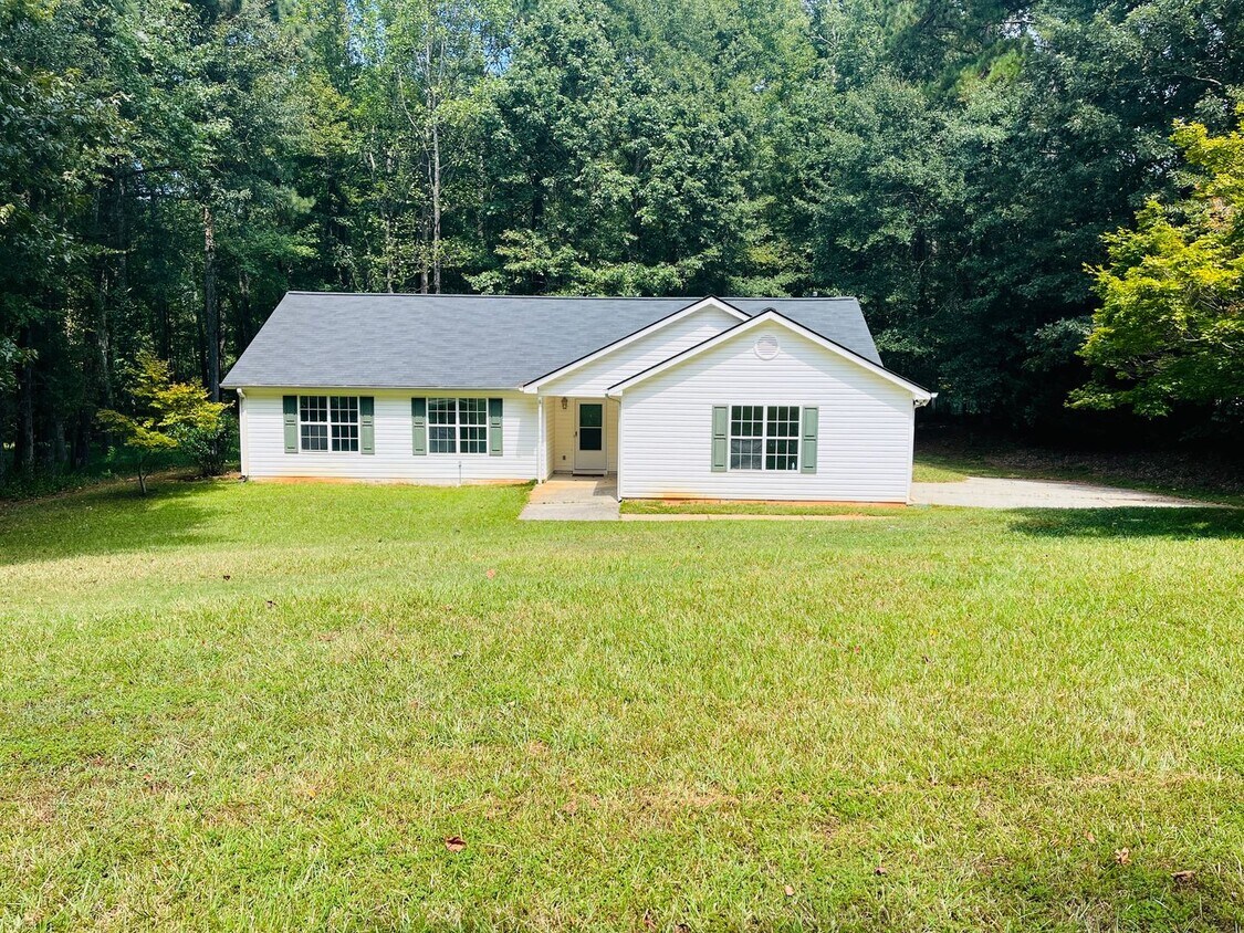 Primary Photo - Wow! 3 bedroom 2 bathroom in Senoia. Must ...
