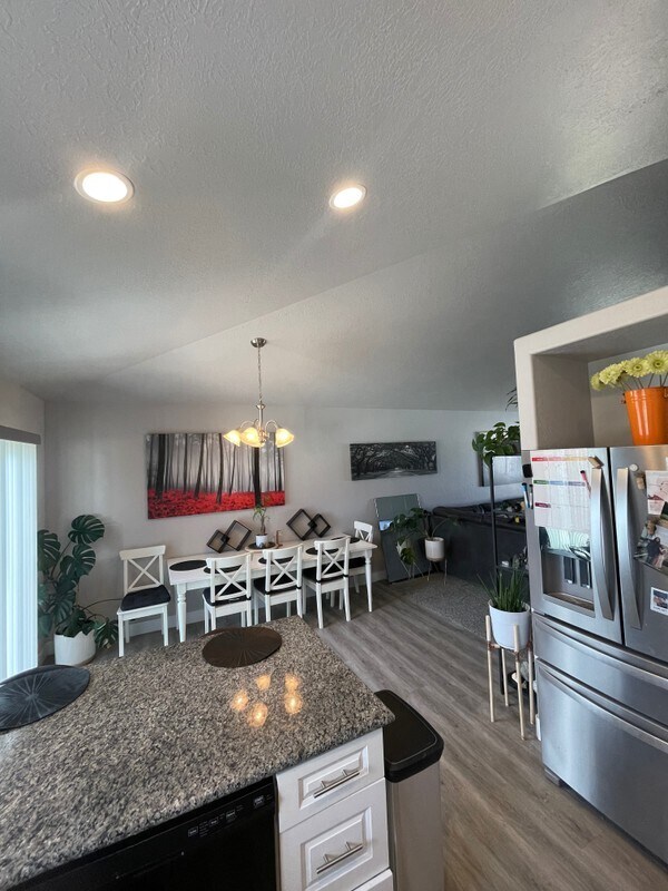 Building Photo - 1298 E Rachel Way