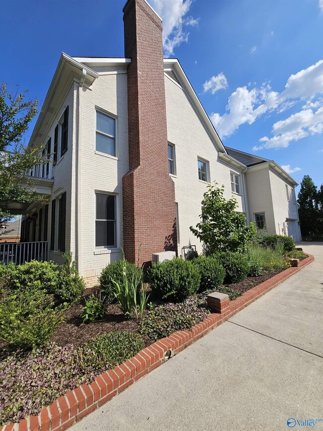 Building Photo - 3002 Brook Park Dr SE