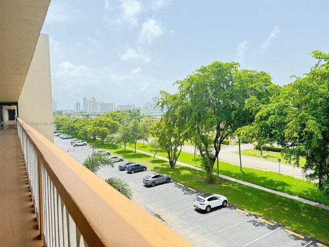 Foto del edificio - 900 NE 12th Ave