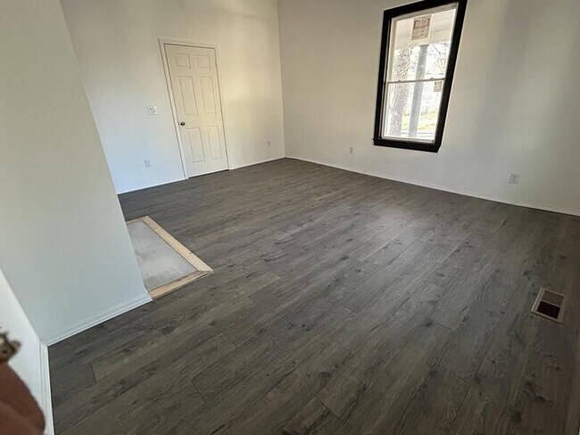 Building Photo - 215 E Peyton Ave