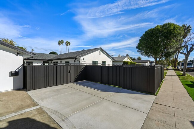 Foto del edificio - Newly Rebuilt Luxury 3 Bed Home with Pool, Designer Kitchen, Huge Courtyard, Near Topanga Mall