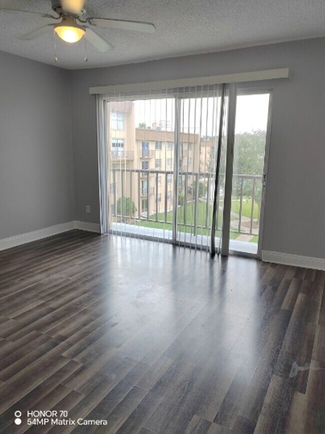 Building Photo - Welcome to Tampa Racquet Club – Where Comf...