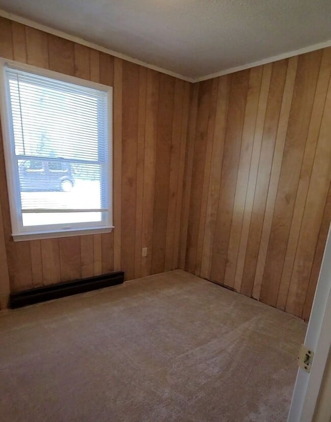 Building Photo - Available July 1st! 2 BR on Elmhurst!