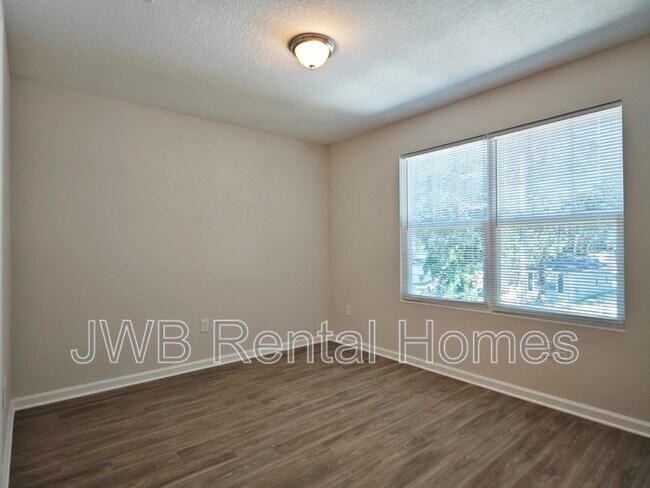 Foto del edificio - 11141 Pine St