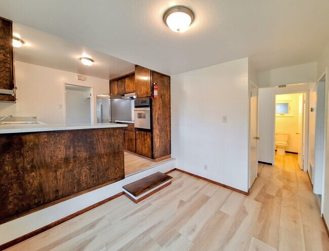 Building Photo - Newly Refurbished Large 3bd House With Den...