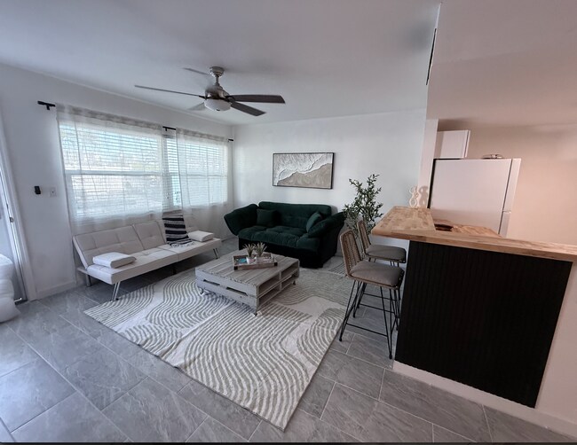 Foto del edificio - 8615 E Bay Dr