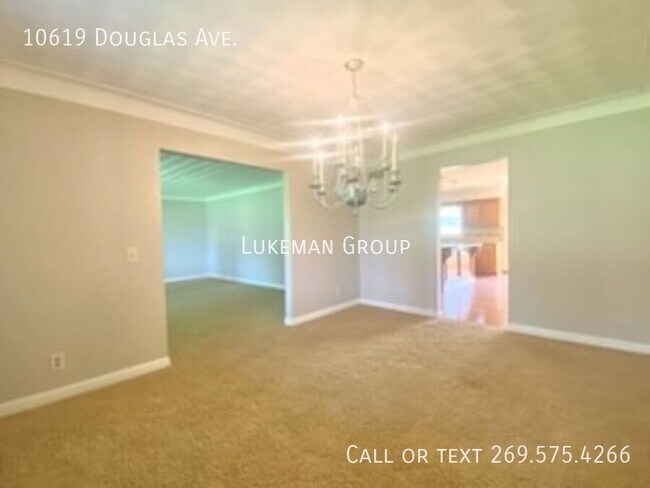 Foto del edificio - 10619 Douglas Ave