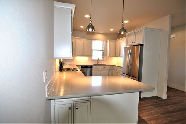 Building Photo - 1704/1706 Danny Boy Lane Duplex