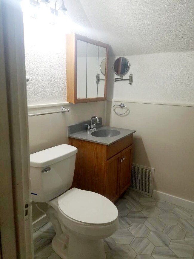 Building Photo - 327 Leslie St