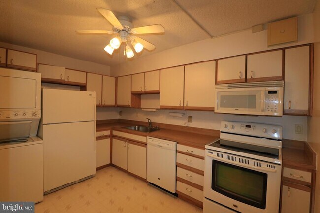 Foto del edificio - 15107 Interlachen Dr
