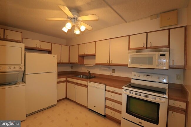 Photo - 15107 Interlachen Drive Unit 521 Apartment