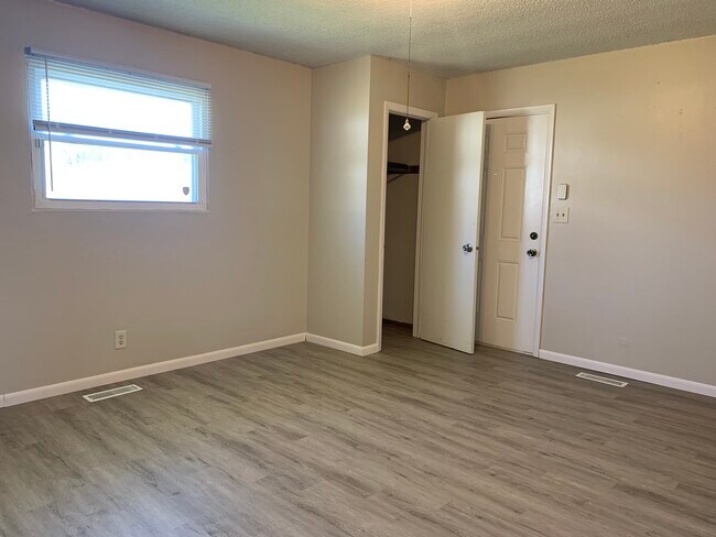 Building Photo - 427 E Moneta Ave