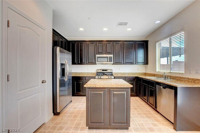 Building Photo - 664 Forest Peak Street