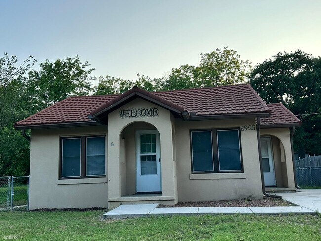 Building Photo - 3 br, 1 bath House - 2925 Hiawatha Trail
