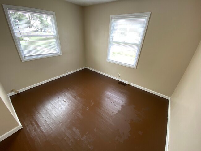 Building Photo - 1005 S Edison Ave