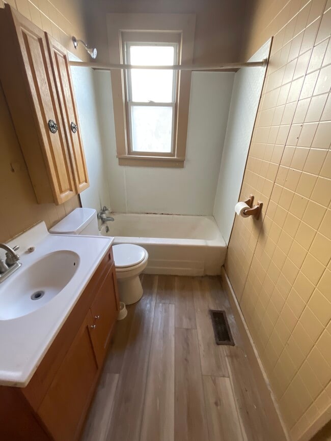 Foto del edificio - 2411 Madison Ave