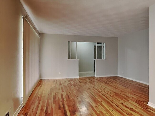 Foto del edificio - 8445 Bocowood Dr