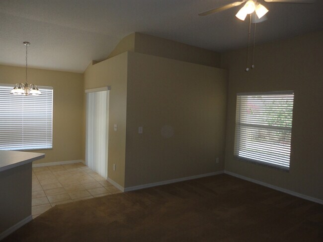 Foto del edificio - 1126 Blufield Ave