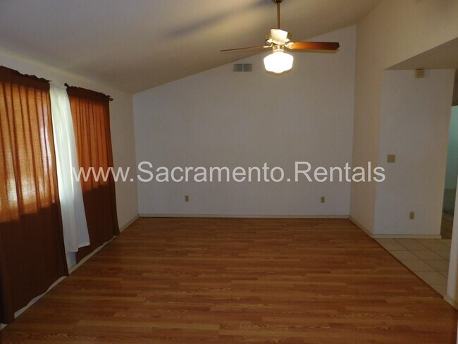 Foto del edificio - Spacious 4bd/2ba Orangevale Home with 2 Ca...